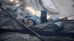 فلسطينيون يتجمعون عند نقطة توزيع طعام في مدينة غزة