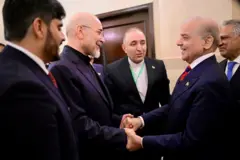 Mohammad Bagher Ghalibaf da la mano al primer ministro pakistaní, Shehbaz Sharif.
