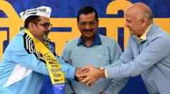 अरविंद केजरीवाल के साथ अवध ओझा और मनीष सिसोदिया