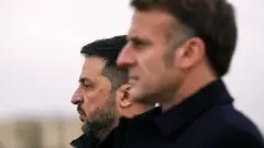 Макрон і Зеленський слухають гімни своїх країн на військовій авіабазі у Франції - крупний план