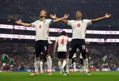 Harry Kane y Jude Bellingham con las manos abiertas.