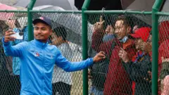 खेल रोकिएपछि दर्शकसँग सेल्फी खिच्दै नेपाली टोलीका कप्तान रोहित पौडेल