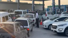 پیٹرول پمپس پر گاڑیوں کی طویل قطاریں