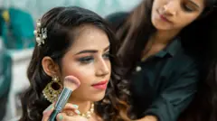 ਮੇਕਅੱਪ ਕਰ ਰਹੀ ਕੁੜੀ 