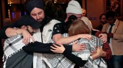 La gente se abraza al conocer los resultados de Michigan.