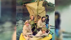 La famille Robertson sur son petit radeau