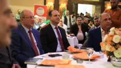 ماهر الشرع (وسط) خلال فعالية في دمشق عند توليه حقيبة الصحة في ديسمبر/ كانون الأول الماضي