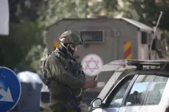 Un soldado le toma una foto a un conductor palestino en la ciudad de Nablusa, en Cisjordania