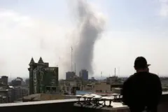 تصاعد الدخان في طهران بعد انفجارات هزت العاصمة، 7 مارس/آذار 2026