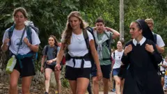 Um grupo de jovens, ao lado de uma religiosa de Schoenstatt, percorre o Caminho de Santiago, na Espanha