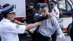 شاب تم اعتقاله خلال مظاهرة قادها الشباب من أجل العدالة الاجتماعية والمطالبة بتحسين قطاعي الصحة العامة والتعليم، خارج مبنى البرلمان في الرباط في 27 سبتمبر/أيلول.