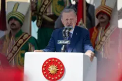 Türkiye Cumhurbaşkanı Recep Tayyip Erdoğan, 25 Ağustos 2026 tarihinde Bitlis'in Ahlat ilçesindeki Recep Tayyip Erdoğan Millet Bahçesi'nde düzenlenen Ahlat Etkinlik Alanı Programı kapsamında, Malazgirt Zaferi'nin 955. yıl dönümü dolayısıyla gerçekleştirilen törende bir konuşma yapıyor.