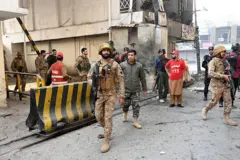 ورودی نیروهای سرحدی در پشاور که مورد حمله قرار گرفت. شماری از نیروهای امنیتی در تصویر دیده می‌شوند