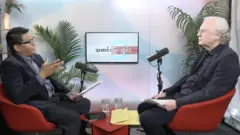 မြန်မာနိုင်ငံ ပြည်တွင်းစစ်နဲ့ တိုင်းရင်းသား လူမျိုးတွေအရေး အနှစ် ၄၀ ကျော် လေ့လာနေခဲ့သူ သုတေသီ မာတင်စမစ်နဲ့ ဘီဘီစီသတင်းထောက် စတူဒီယိုထဲမှာ မေးမြန်းနေပုံ။