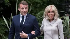ஃபிரான்ஸ் அதிபர் இமானுவேல் மக்ரோங் மற்றும் அவரது மனைவி பிரிஜித் மக்ரோங் 