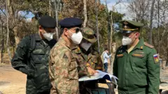 မူးယစ်ဆေးချက်လုပ်တယ်ဆိုတဲ့နေရာကို နိုင်ငံတကာစစ်သံမှူးအချို့ကို စစ်တပ်ခေါ်ပြ