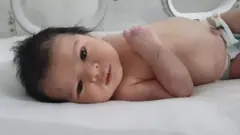 Kumanaan qof ayaa doonaya in ay korsadaan gabadhan yar