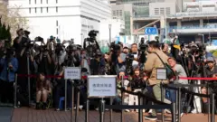 2026年3月19日，传媒采访就大埔宏福苑火灾举行独立委员会听证会，一名巿民正进入听证会场地。