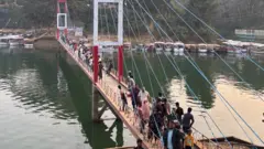 রাঙামাটিতে কাপ্তাই লেকের ওপর ঝুলন্ত সেতু 