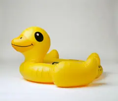 Un gran pato inflable sobre un fondo blanco.