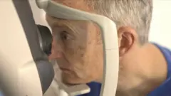 Fergus se fait scanner les yeux