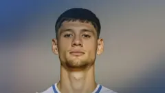 футболіст Владислав Бленуце у формі Динамо дивиться прямо в камеру 