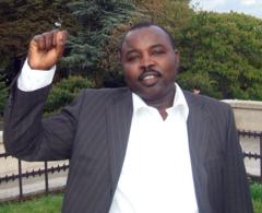 رئيس حركة تحرير السودان في دارفور عبد الواحد محمد نور يقف رافعاً بده اليمنى وملوحاً بعلامة النصر