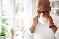 Un homme enrhumé