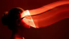 Kobieta poddawana terapii światłem czerwonym.