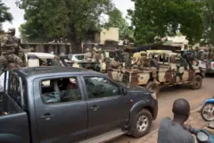 Des membres de la junte militaire arrivent au ministère malien de la Défense à Bamako, le 19 août 2020, au lendemain de l'arrestation par l'armée du président malien Ibrahim Boubacar Keïta et de sa démission officielle.