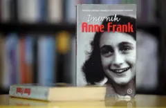 Un libro del diario de Ana Frank en una biblioteca