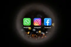 Símbolos de redes sociais em fundo preto