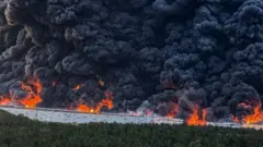 Велика пожежа з димом на складі