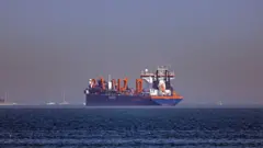Navio no litoral de Dubai