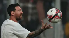 ဒီဇင်ဘာ ၁၄ ရက်တုန်းက မွန်ဘိုင်းမြို့မှာမြင်ရတဲ့ မက်ဆီ၊ တီရှပ်အဖြူဝတ်ထားတဲ့ မက်ဆီက လက်တစ်ဖက်ကနေ ဘောလုံးကို ပစ်ပေးနေတဲ့ ဓာတ်ပုံဖြစ်ပါတယ်။