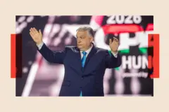 Viktor Orbán está em um palco em frente ao logotipo da Conferência de Ação Política Conservadora Americana. Ele veste um terno azul-escuro e uma gravata azul-clara.