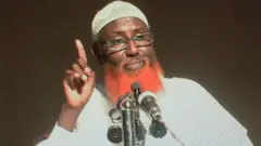 Suuraan kun bara 2016 Keeniyaa, Naayiroobiitti fudhatame. Abduqaadir Muumin Baha Afrikaatti garee IS hooggana jedhamuun himatamee Ameerikaadhaan tarree namoota shororkeessitoota ta'anii keessatti ramadameera