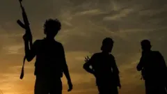 ጦር መሳሪያ ያነገቡ ታጣቂዎች