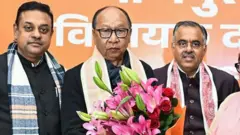 ભાજપના ધારાસભ્ય યુમનામ ખેમચંદે બુધવારે મણિપુરના લોકભવનમાં મુખ્ય મંત્રીપદના શપથ લીધા