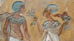 نقش بارز لزوجين ملكيين على طراز فن العمارنة