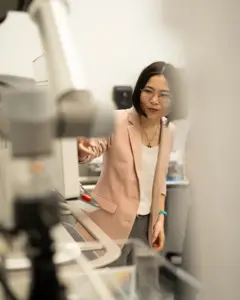 Xu no labotatório em volta de aparelhos