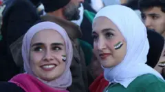 सीरिया में असद की सत्ता के ख़ात्मे के बाद जश्न की तस्वीर