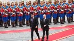 Президенты Монголии и России во время официальной встречи на площади Сухэ-Батора