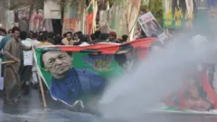 شلیک گاز اشک آور به سوی هواداران عمران خان در لاهور