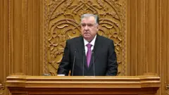 امام علی رحمان در حال سخنرانی 