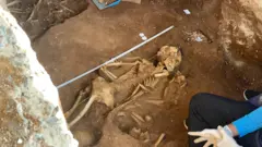 කොළඹ වරාය පරිශ්‍රයෙන් අහඹු ලෙස මතුවීමෙන් පසු කැණීම් කටයුතු කරන සමූහ මිනීවළෙන් පුද්ගලයන් 88 දෙනෙකුට අයත් අස්ථි කොටස් මෙතෙක් කරන ලද කැණීම්වලින් සොයා ගත් බව කැණීම් නිලධාරිහූ පවසති.