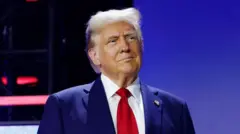 அமெரிக்காவில் டிரம்ப், புஷ் இருவரும் மக்கள் வாக்குகளை குறைவாக பெற்றும் அதிபரானது எப்படி?