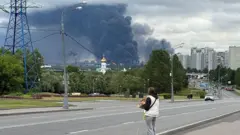 18 Haziran 2026 tarihinde, Moskova'nın güneydoğu banliyölerinde bulunan Rus petrol üreticisi Gazprom Neft'in Moskova petrol rafinerisi bölgesinden siyah duman yükseliyor. 