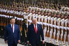 Xi Jinping dá as boas-vindas a Donald Trump em Pequim.