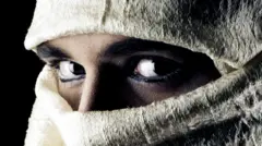 Un homme déguisé en assassin du XIe siècle